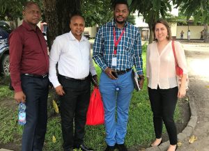 L'équipe de Bien Grandir ! devant le bureau du Programme National de Santé de la Reproduction du Ministère de la Santé ; (de gauche à droite) : Hippolyte Nkoy, Eric Kasongo, Pierrot Mbela et Jennifer Gayles (crédit photo : Save the Children).